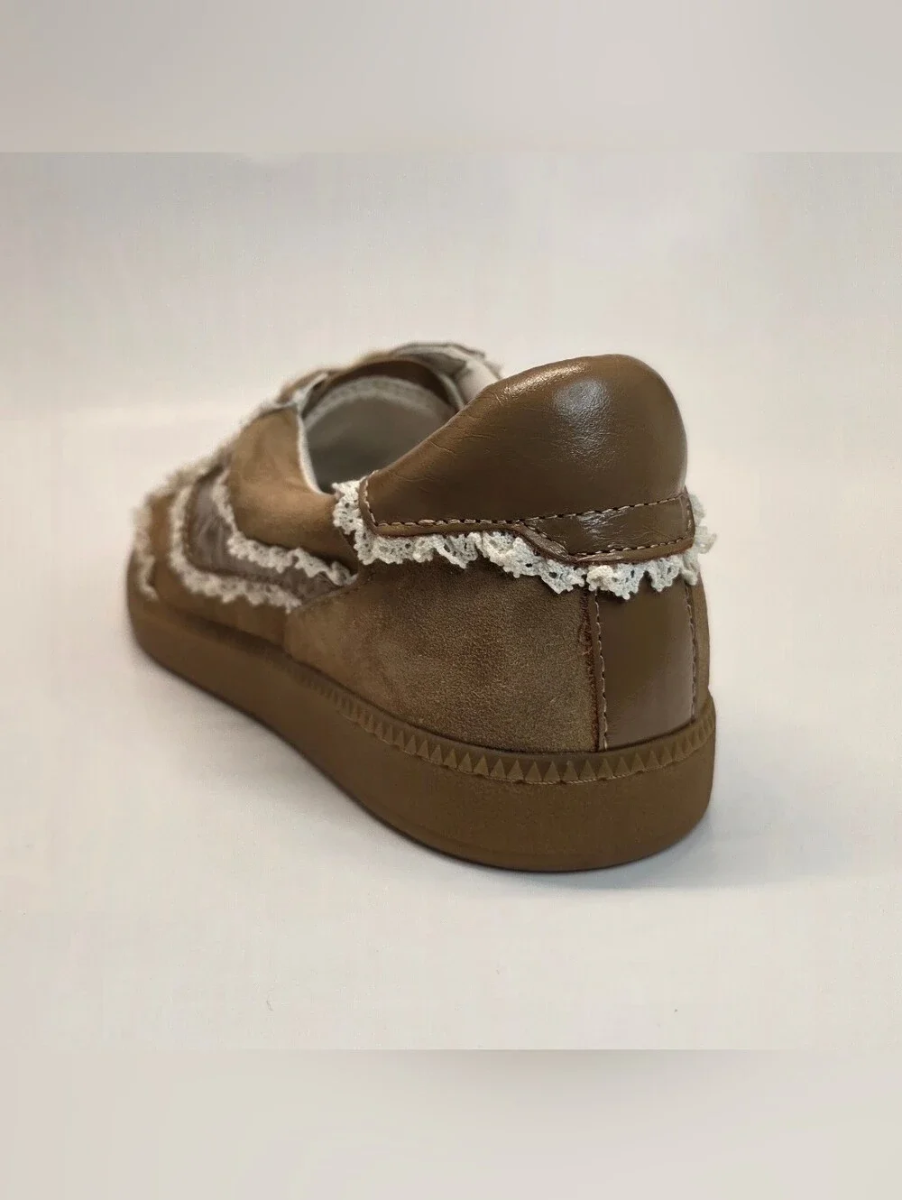 New Dolce Vita Tan Suede Low-Top Sneaker with White Lace Trim Women'sSize  9.5